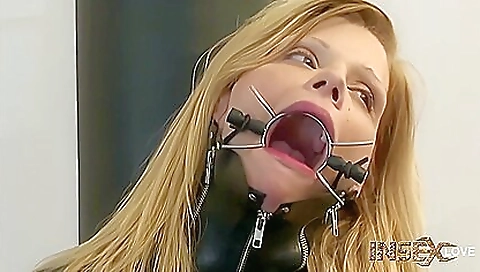 Sexy blonde slut ride between her ass