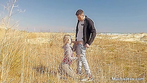 Hawt babe gives an awesome blowjob