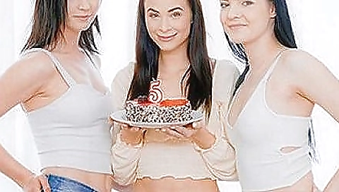 Hot lesbians with sexye and brunette