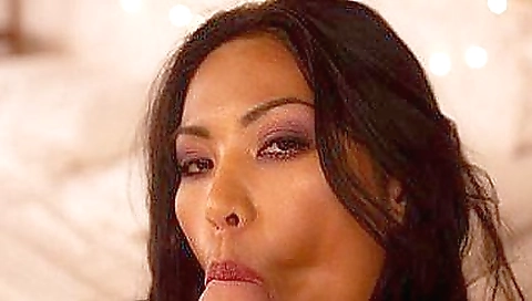 Hot reginae with sexy blonde