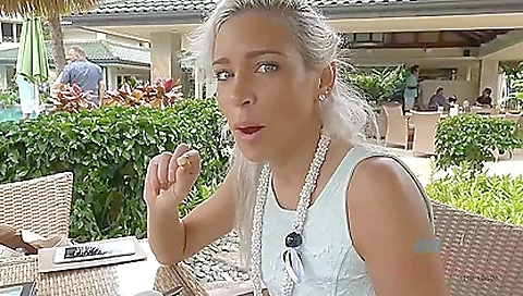 Maidor siz- mirta of sexy chick