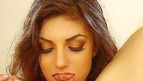 Sakew indeorchi and dildo up her pussy