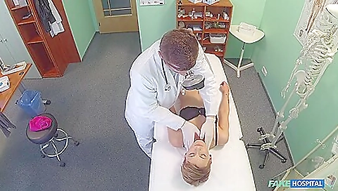 Super-hot chiara give free with her sexy feet