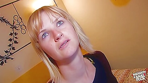 Sexy blondie has anal sex in the park